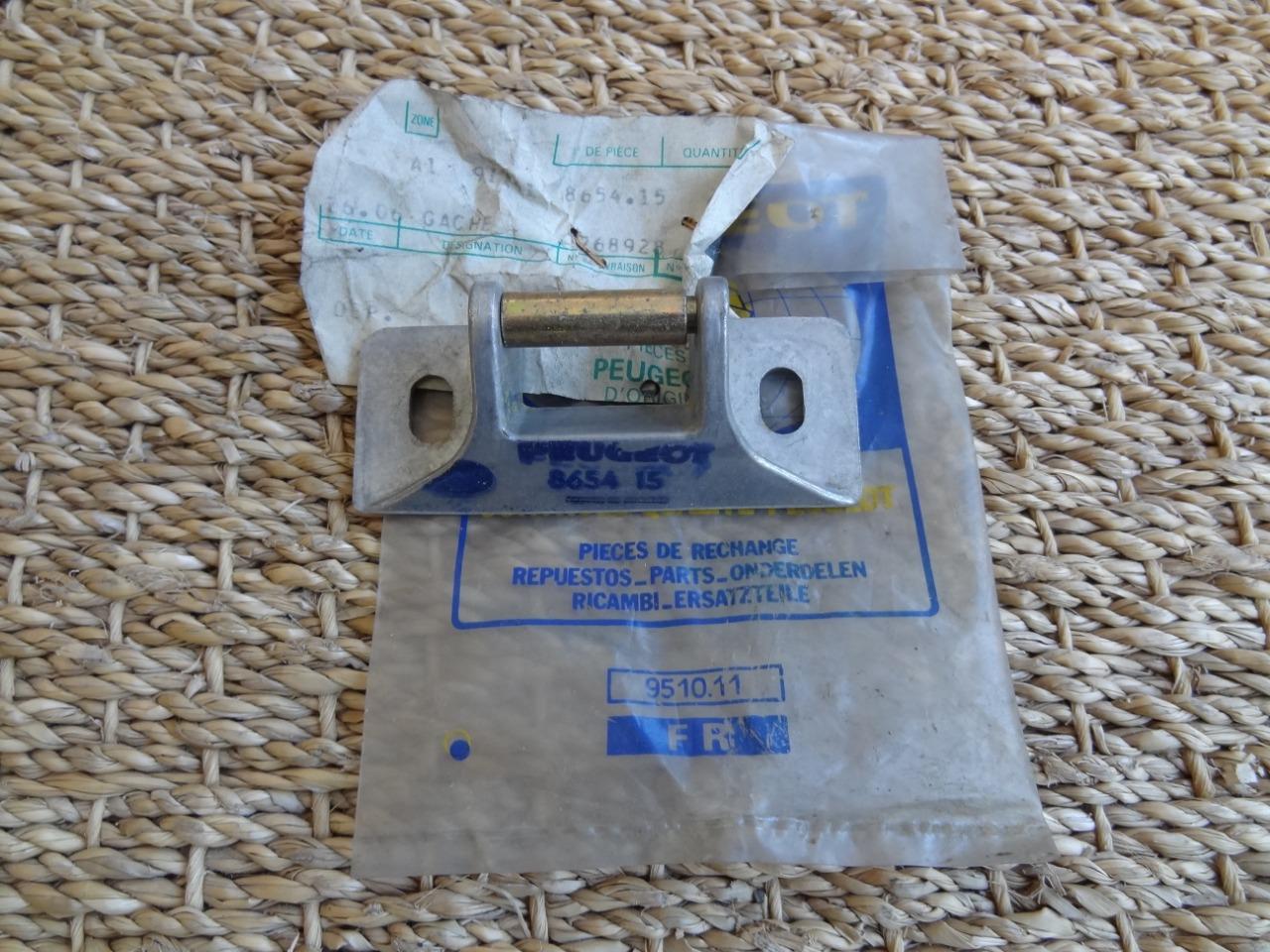 Gache de coffre AV 77 Peugeot 104 LesAnciennes.com