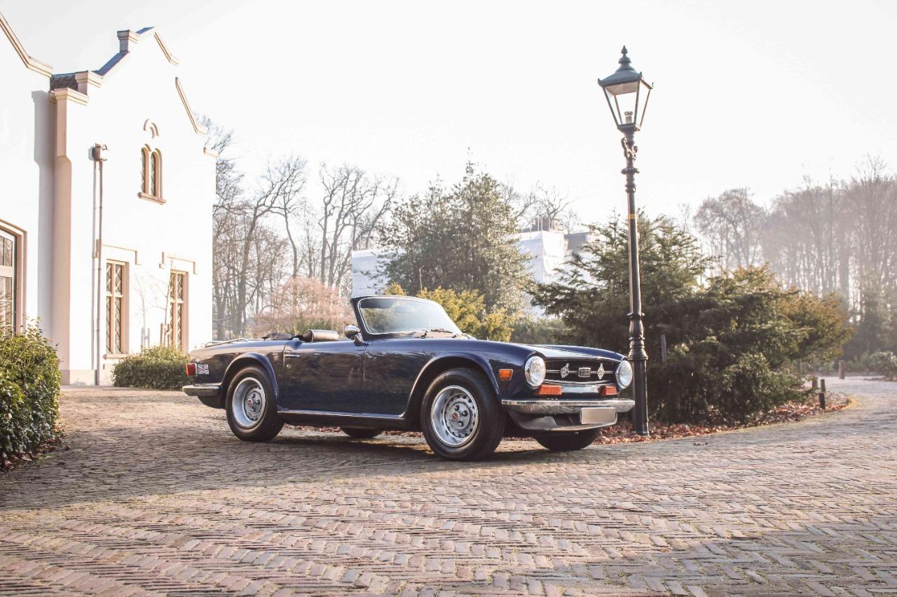 TRIUMPH TR6 2.5 Convertible - 1974 LesAnciennes.com
