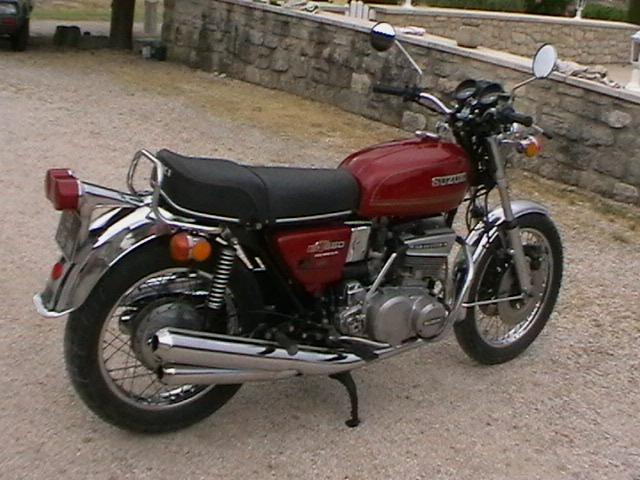 SUZUKI GT 550 - 1976 LesAnciennes.com
