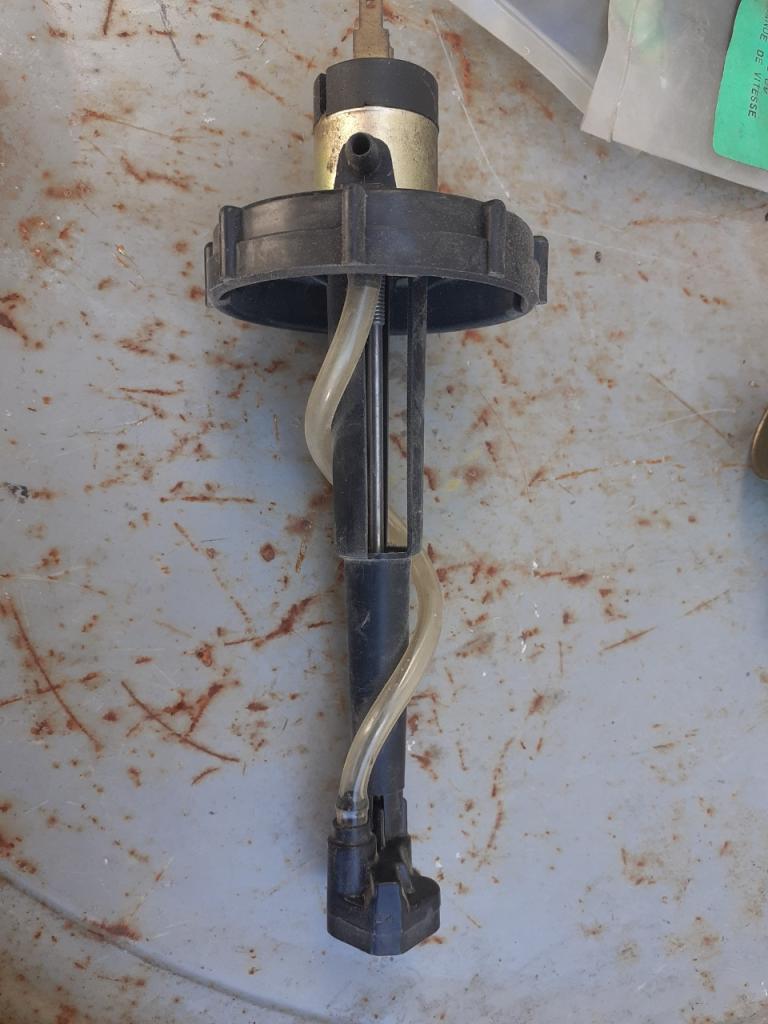 Pompe RENAULT 12 (R12) LesAnciennes.com