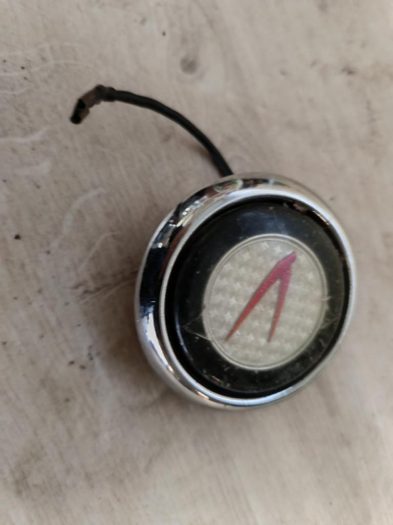 Centre volant Klaxon LesAnciennes.com