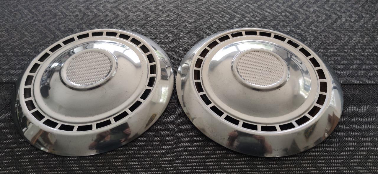 2 enjoliveurs SIMCA Aronde P60 LesAnciennes.com