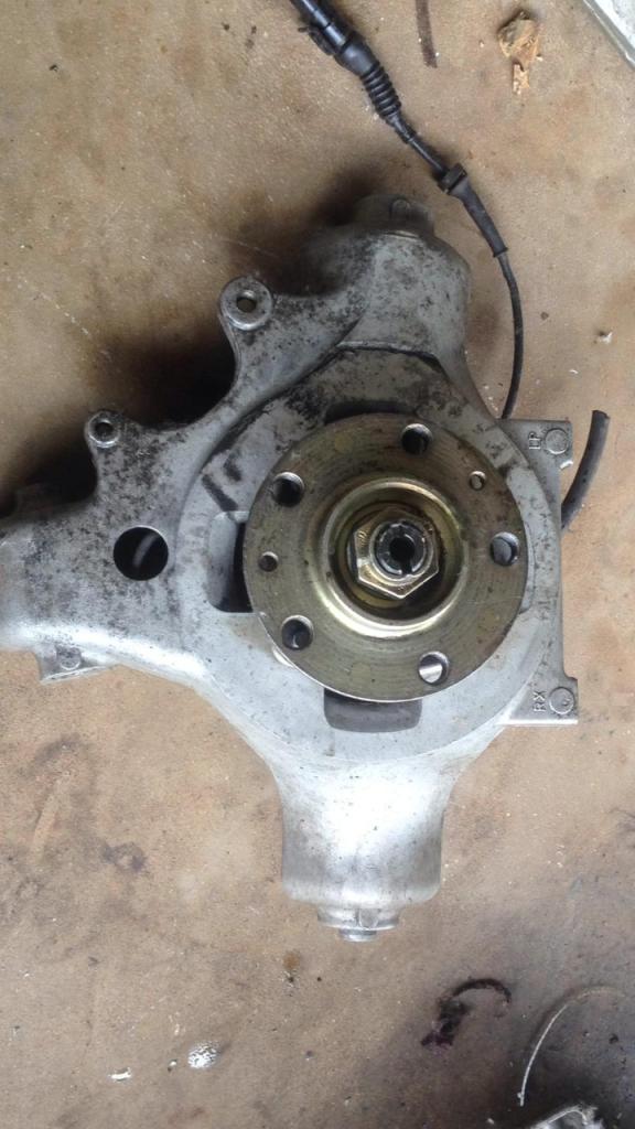 Fusee et roulement avant droite Ferrari 360/430 LesAnciennes.com