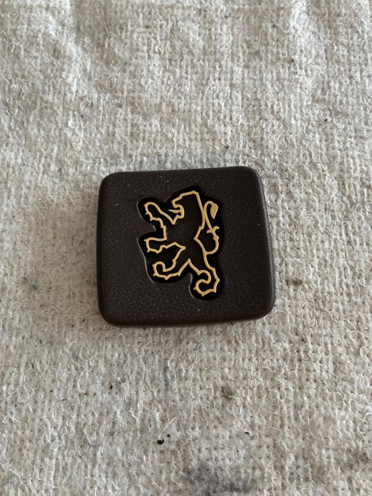 Cache volant PEUGEOT 604 LesAnciennes.com