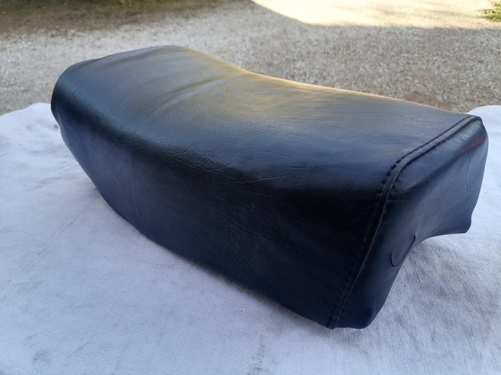 Selle SUZUKI PE 175 LesAnciennes.com