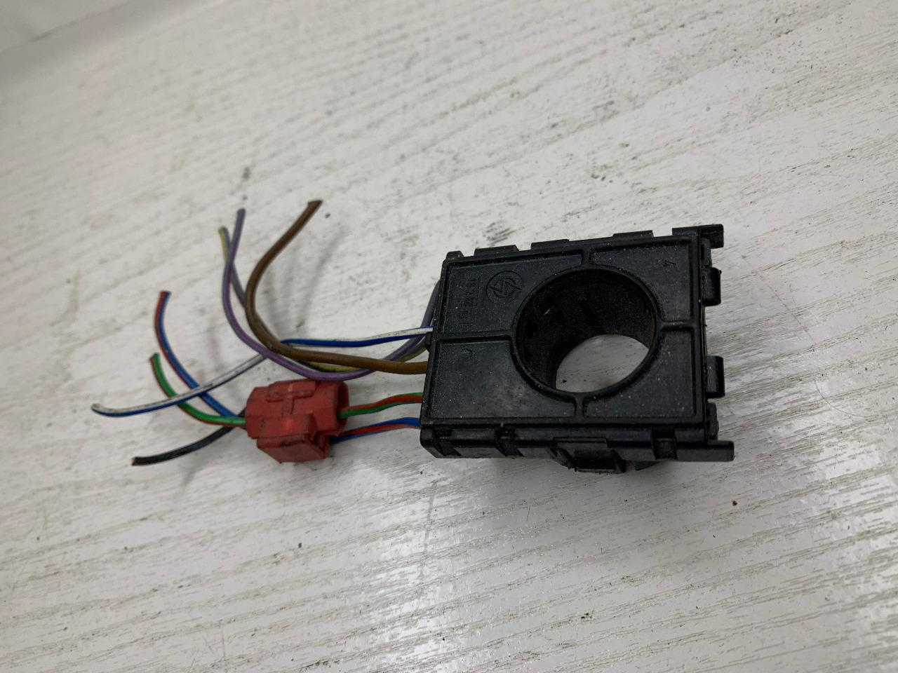 Douille ampoules feu arriéré BMW E30 LesAnciennes.com