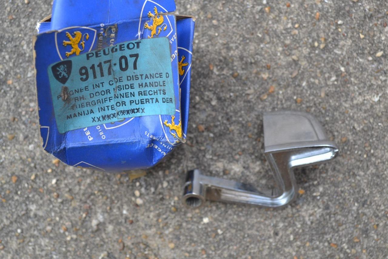 Poignée int. porte DTE PEUGEOT 404 CP, CAB, neuve LesAnciennes.com