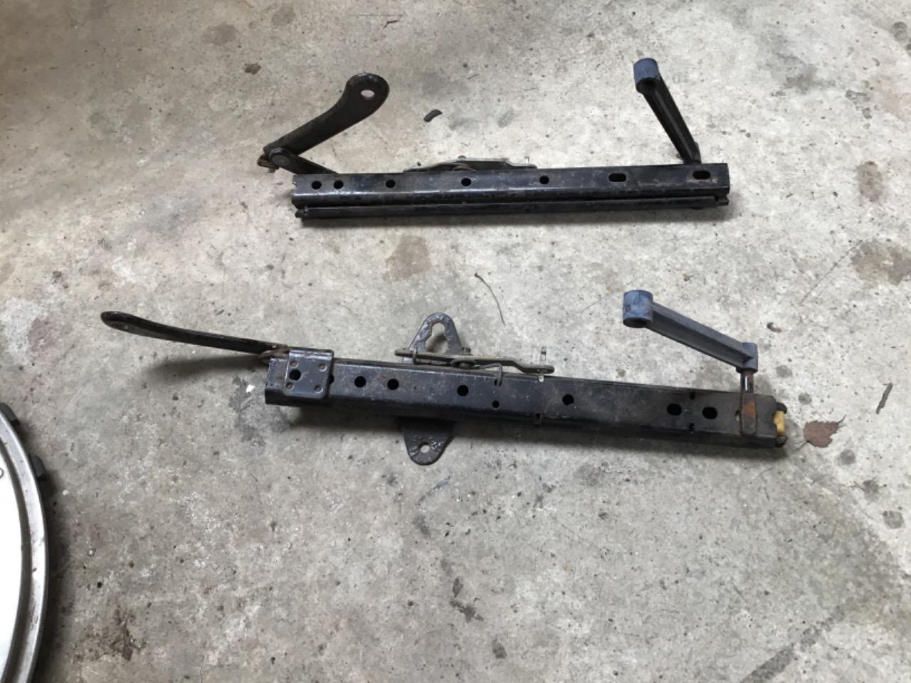 GLISSIÈRES DE SIÈGES NON IDENTIFIÉES LesAnciennes.com