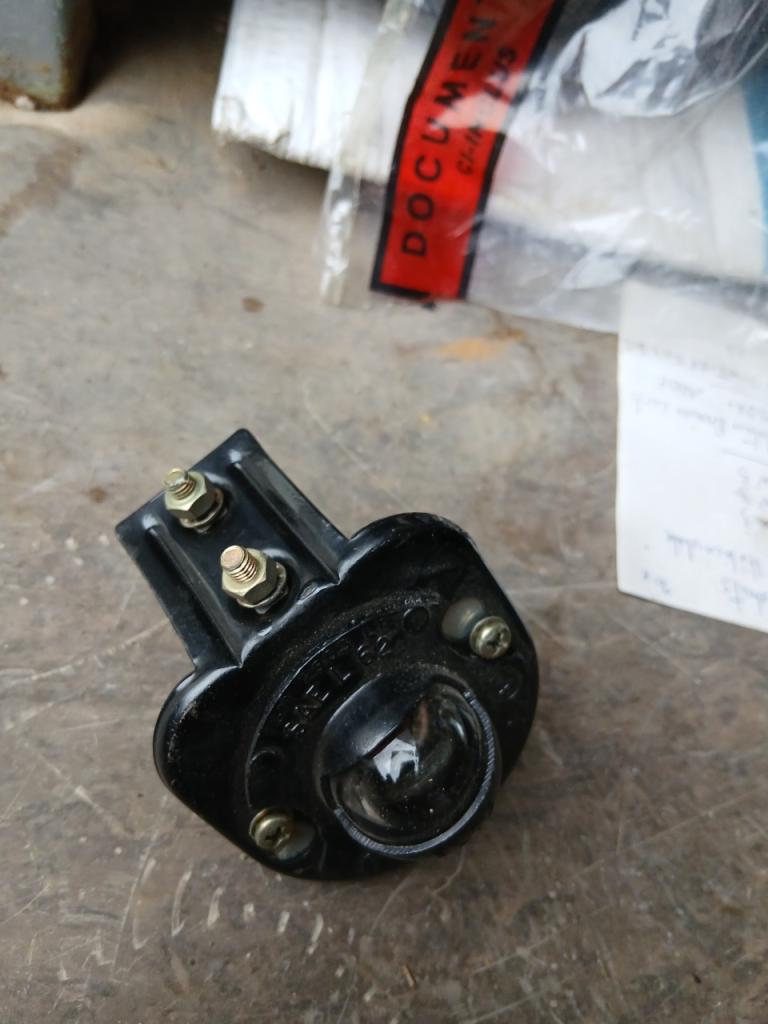 Eclairage de plaque RENAULT 8 (R8) LesAnciennes.com