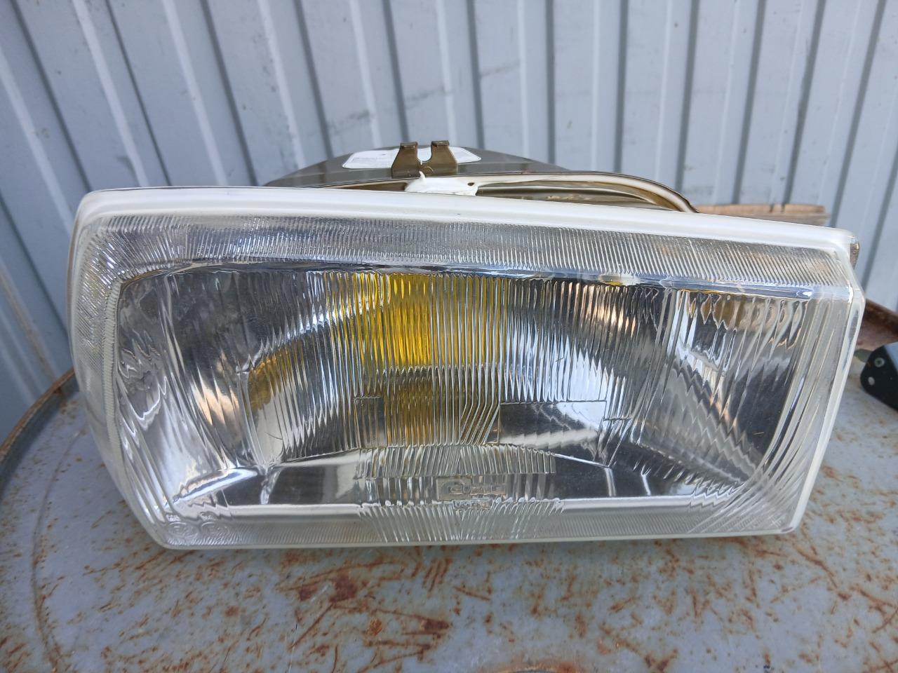 Phare PEUGEOT 504 LesAnciennes.com