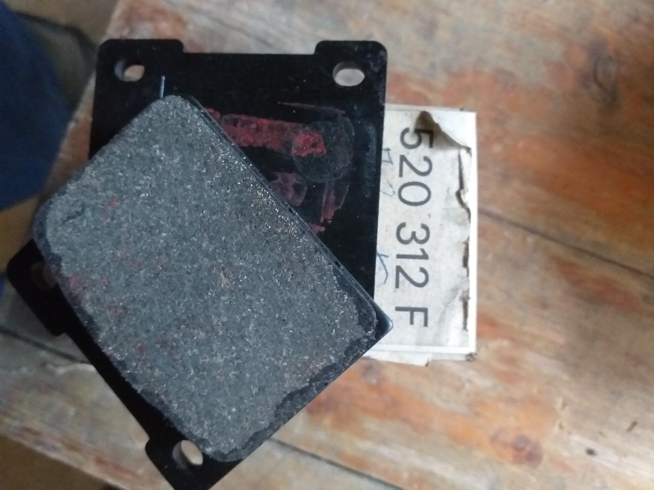 Plaquette de freins PEUGEOT 204 LesAnciennes.com