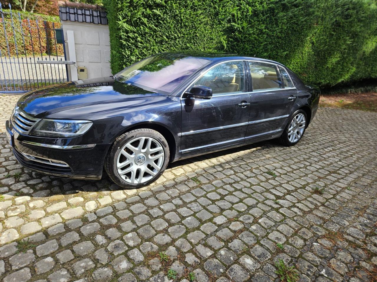 VOLKSWAGEN phaeton limousine LesAnciennes.com