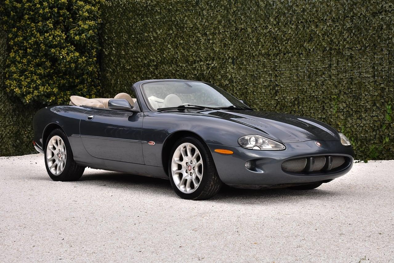 2000 Jaguar XKR Convertible 4,0L V8 LesAnciennes.com