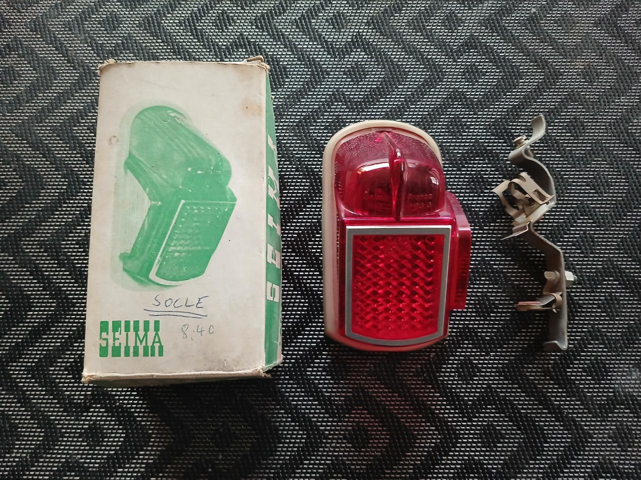 Feu arrière gauche CITROEN 2CV années 50 / 60 LesAnciennes.com