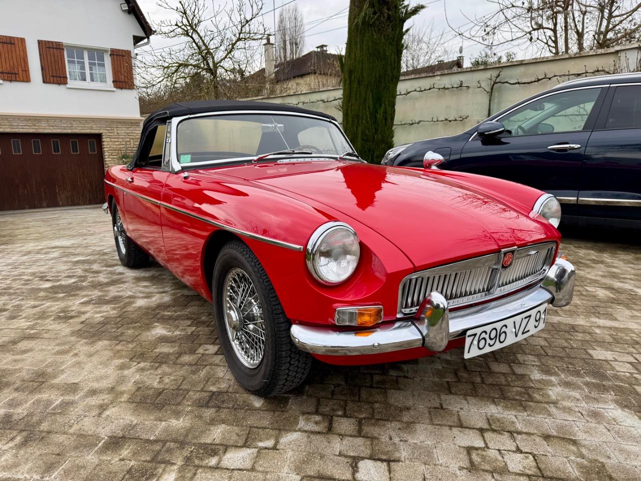 MG MGB Roadster - 1965 LesAnciennes.com
