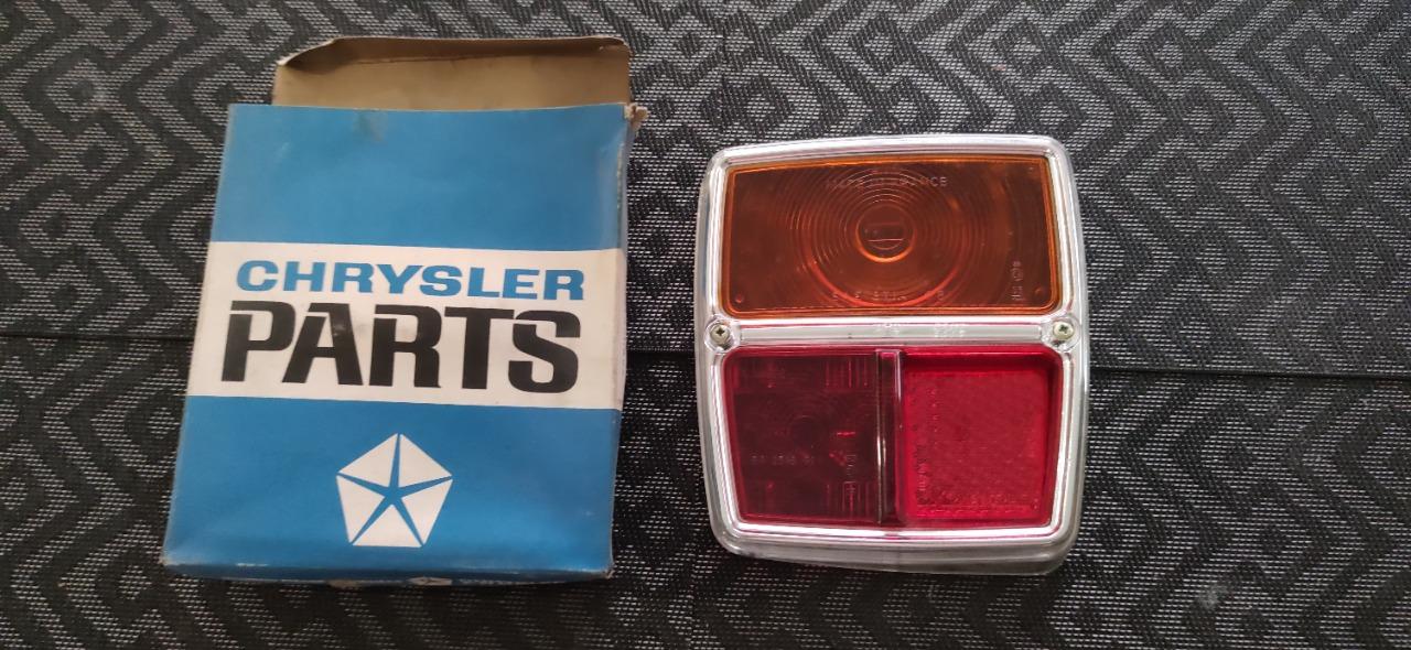 Cabochon feu arrière droit SIMCA 1000 série 2 LesAnciennes.com