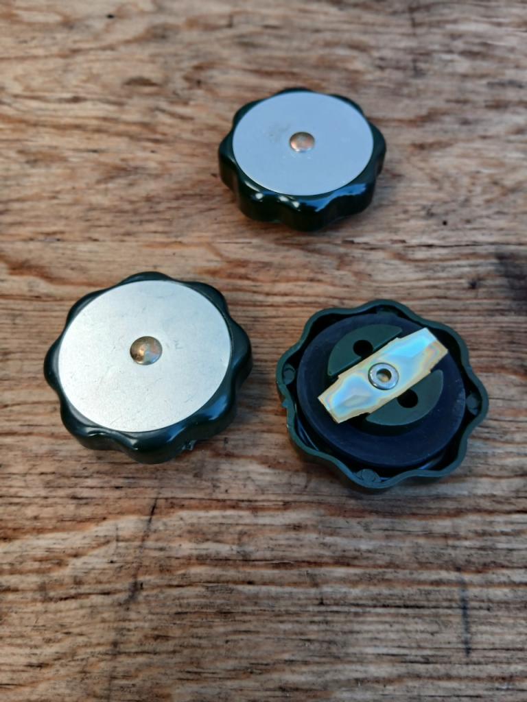 Bouchon RENAULT 4 (R4) LesAnciennes.com