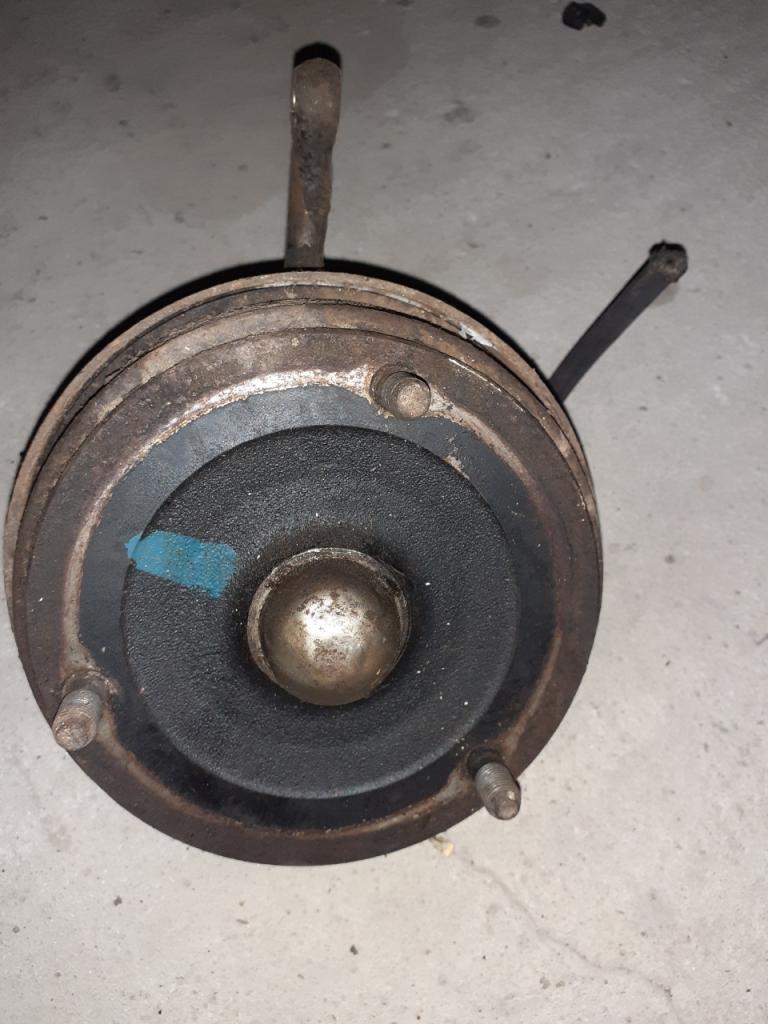 Moyeu (fusée) avg RENAULT 4CV berline1958 LesAnciennes.com