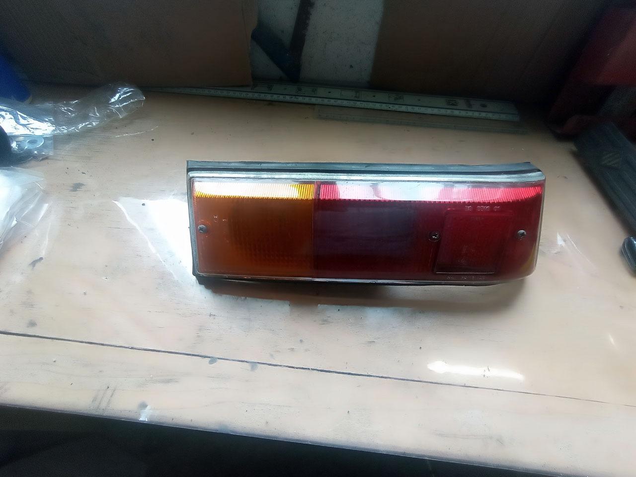 RENAULT 10 (R10) - feu arrière droit LesAnciennes.com