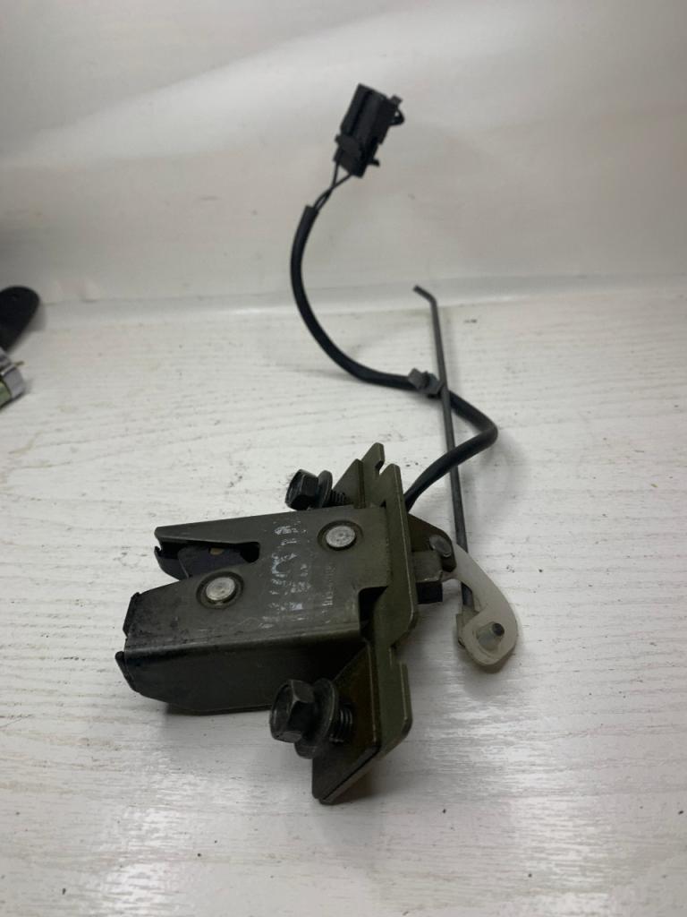 Serrure hayon NISSAN PRIMERA P11 LesAnciennes.com