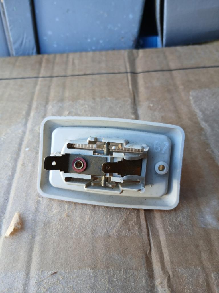 Plafonnier RENAULT 4 (R4) LesAnciennes.com
