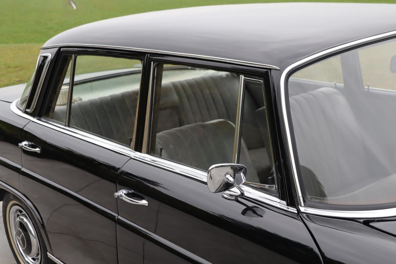 MERCEDES-BENZ 200-serie 230 S W110 - 1967 LesAnciennes.com