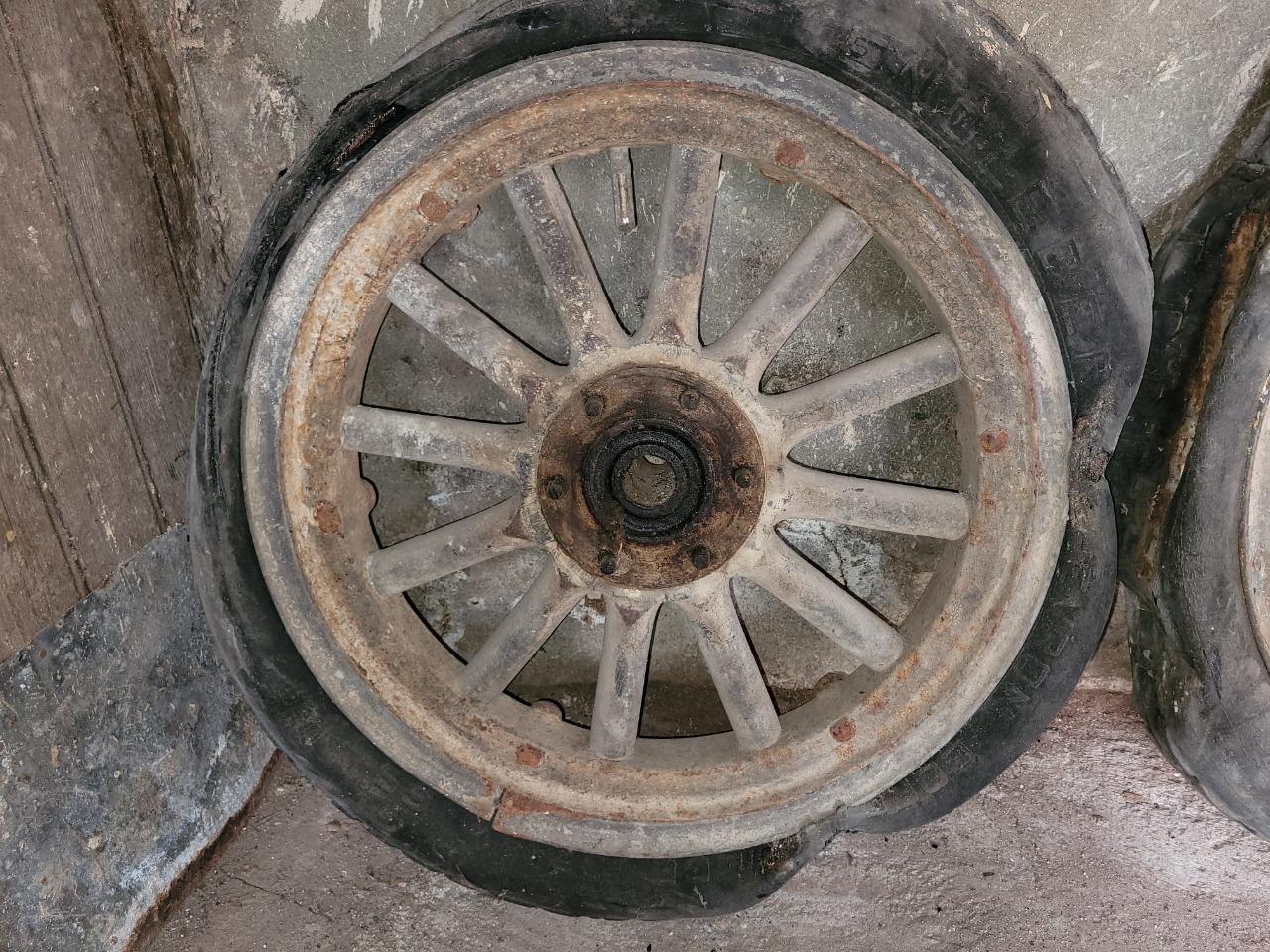 Roues FORD T T truck 1919 1927 LesAnciennes.com