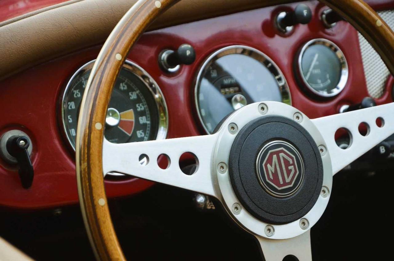 MG MGA Roadster - 1958 LesAnciennes.com