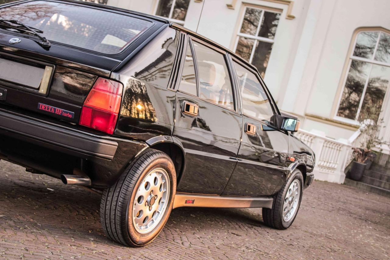 LANCIA Delta 1.6 HF Turbo - 1989 LesAnciennes.com