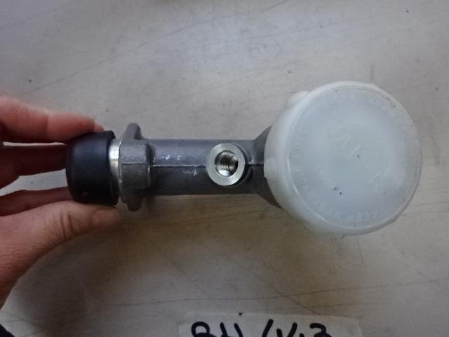 Maître-cylindre d'embrayage Lamborghini 400 GT LesAnciennes.com