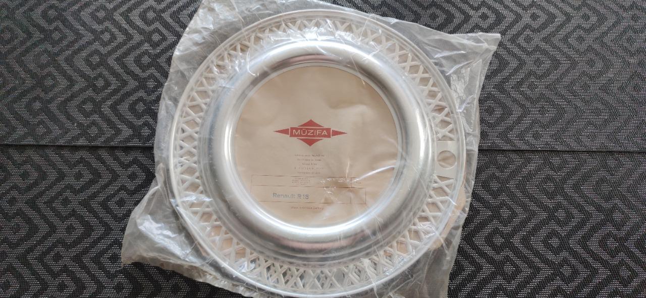 Couronnes d'enjoliveurs RENAULT 16 (R16) LesAnciennes.com