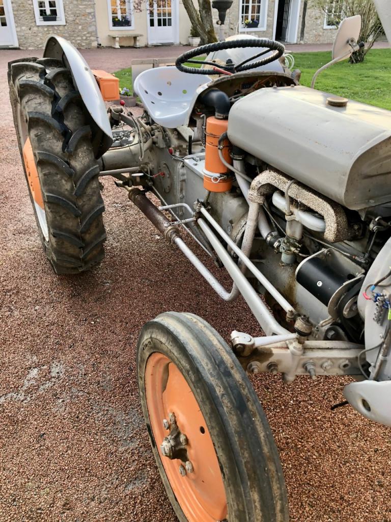 Tracteur Ferguson TEA20 avec remorque LesAnciennes.com