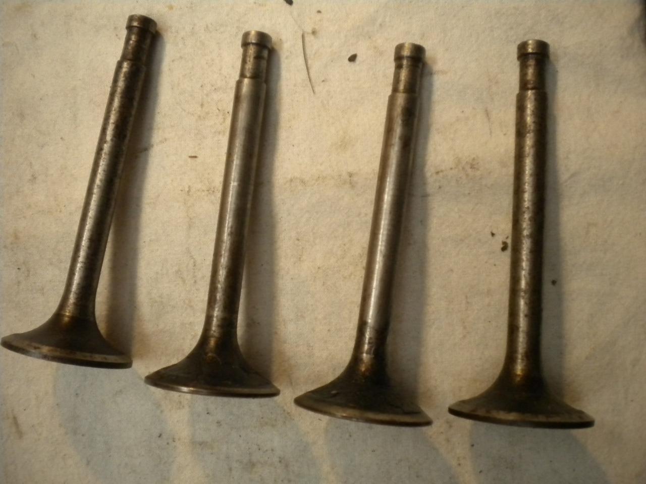 Pièces 4 SOUPAPES VOITURE ancienne ou autres LesAnciennes.com