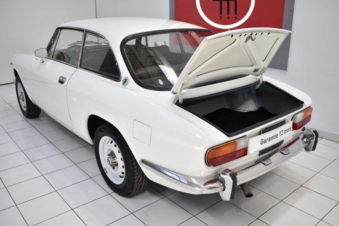 ALFA ROMEO 2000 coupé gt veloce - 1972 LesAnciennes.com