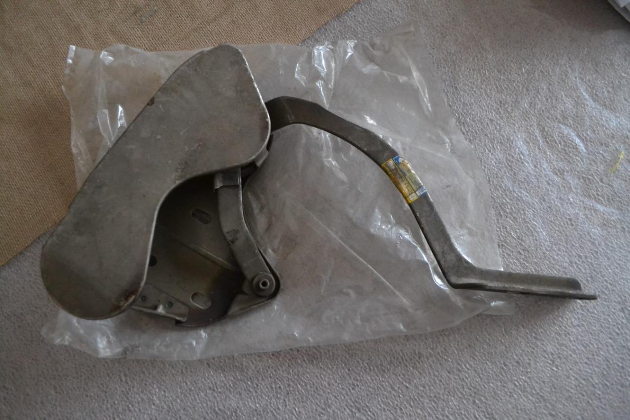 Charnière coffre G PEUGEOT 504 Berline, neuve LesAnciennes.com