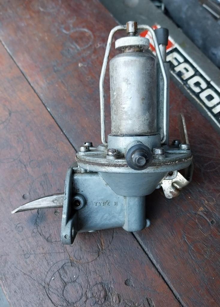 Pompe à essence A.GUIOT type H d’origine pour Trac LesAnciennes.com