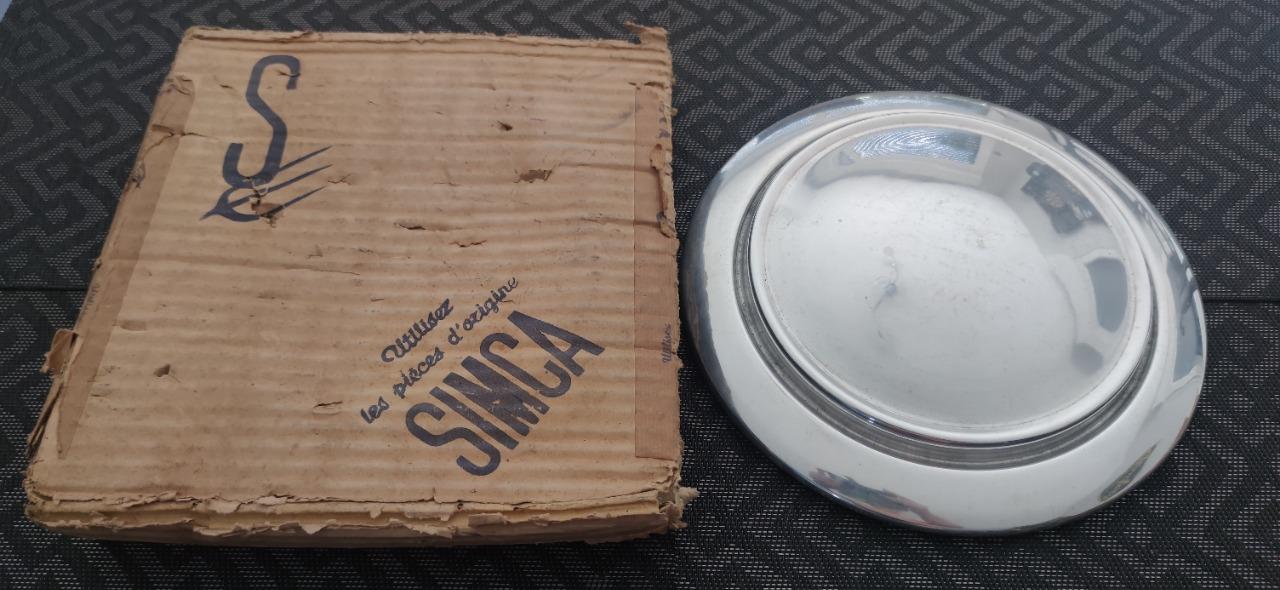 Enjoliveur de roue SIMCA Aronde 9 LesAnciennes.com