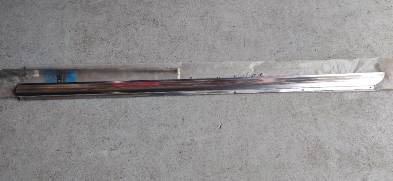 Moulure bas de caisse droit SIMCA 1301 1501 LesAnciennes.com