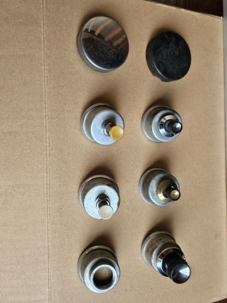 Pompe lave glace et bouchon CITROEN DS LesAnciennes.com