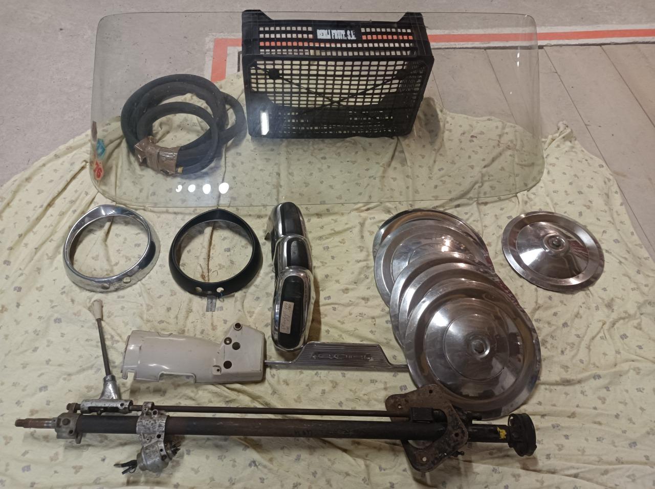 Lot de pièces PEUGEOT 404 LesAnciennes.com