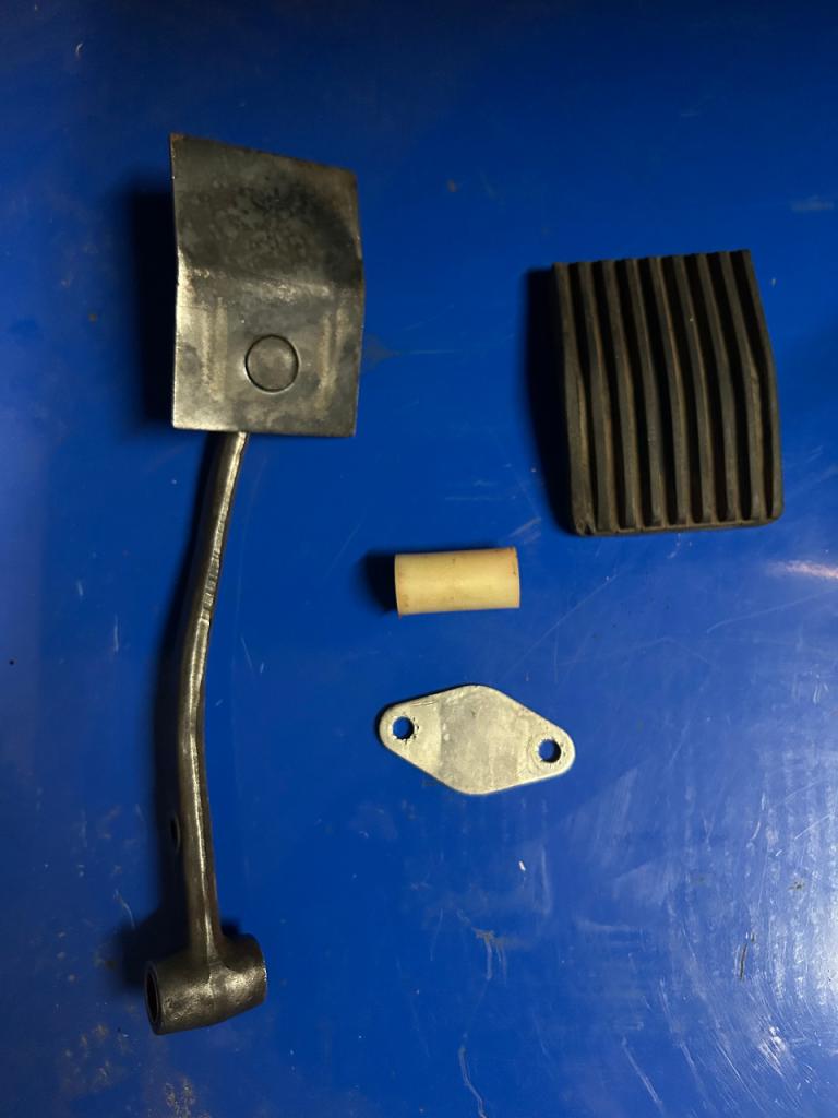 Pédale de frein JAGUAR Type E boîte auto LesAnciennes.com