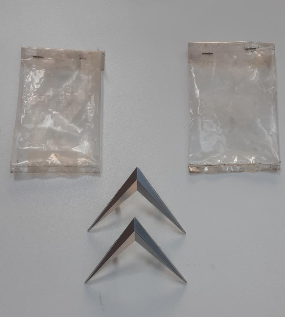 Chevrons de capot LesAnciennes.com