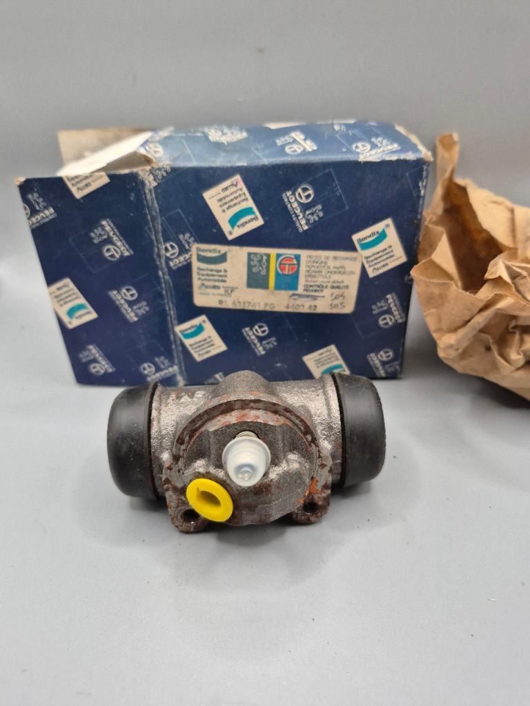 Cylindre de Roue AR D Peugeot 504 505 LesAnciennes.com