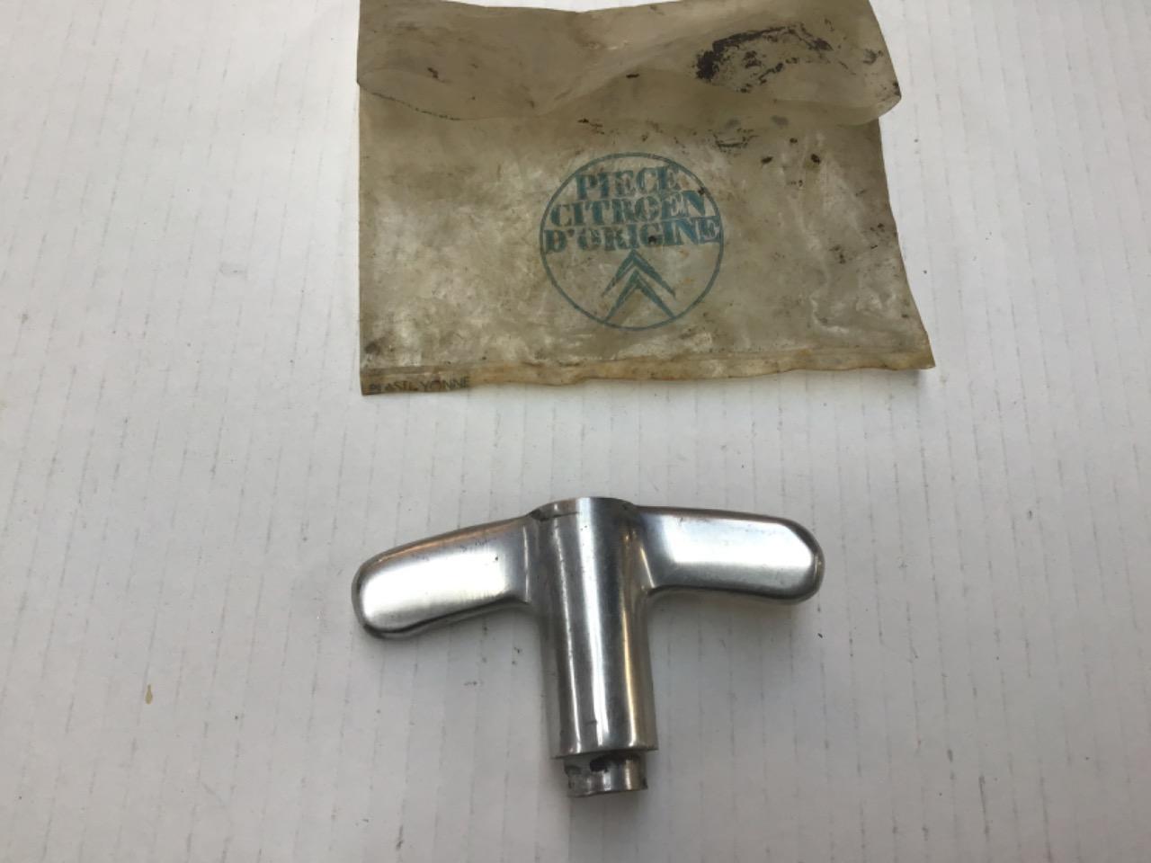 POIGNÉE NEUVE MALLE ARRIÈRE CITROEN 2CV LesAnciennes.com