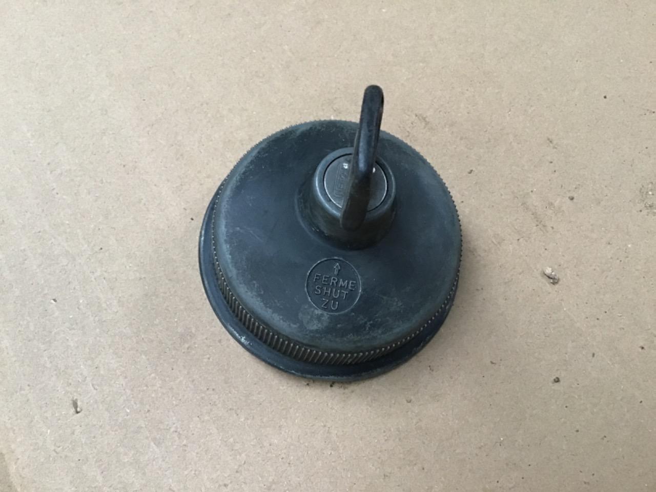 BOUCHON RÉSERVOIR À CLÉ PEUGEOT 404/504 LesAnciennes.com
