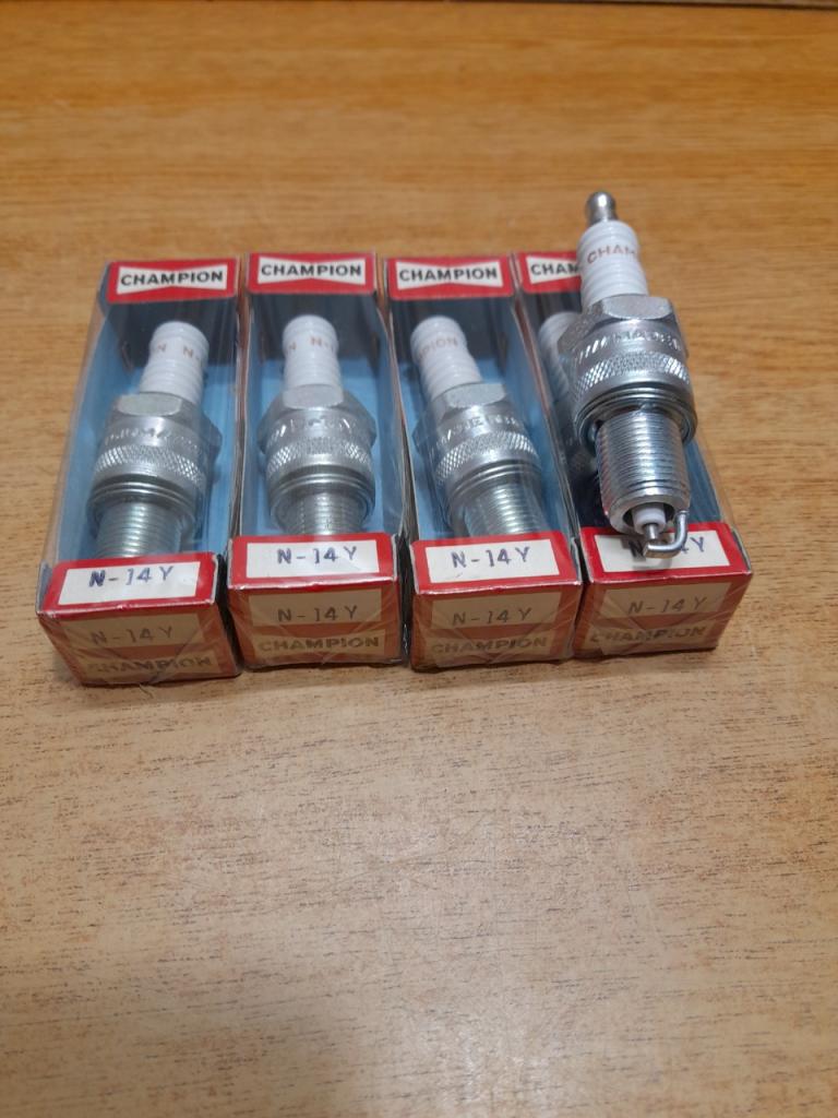 4 bougies champion N-14Y Bentley Mulsanne Dodge LesAnciennes.com