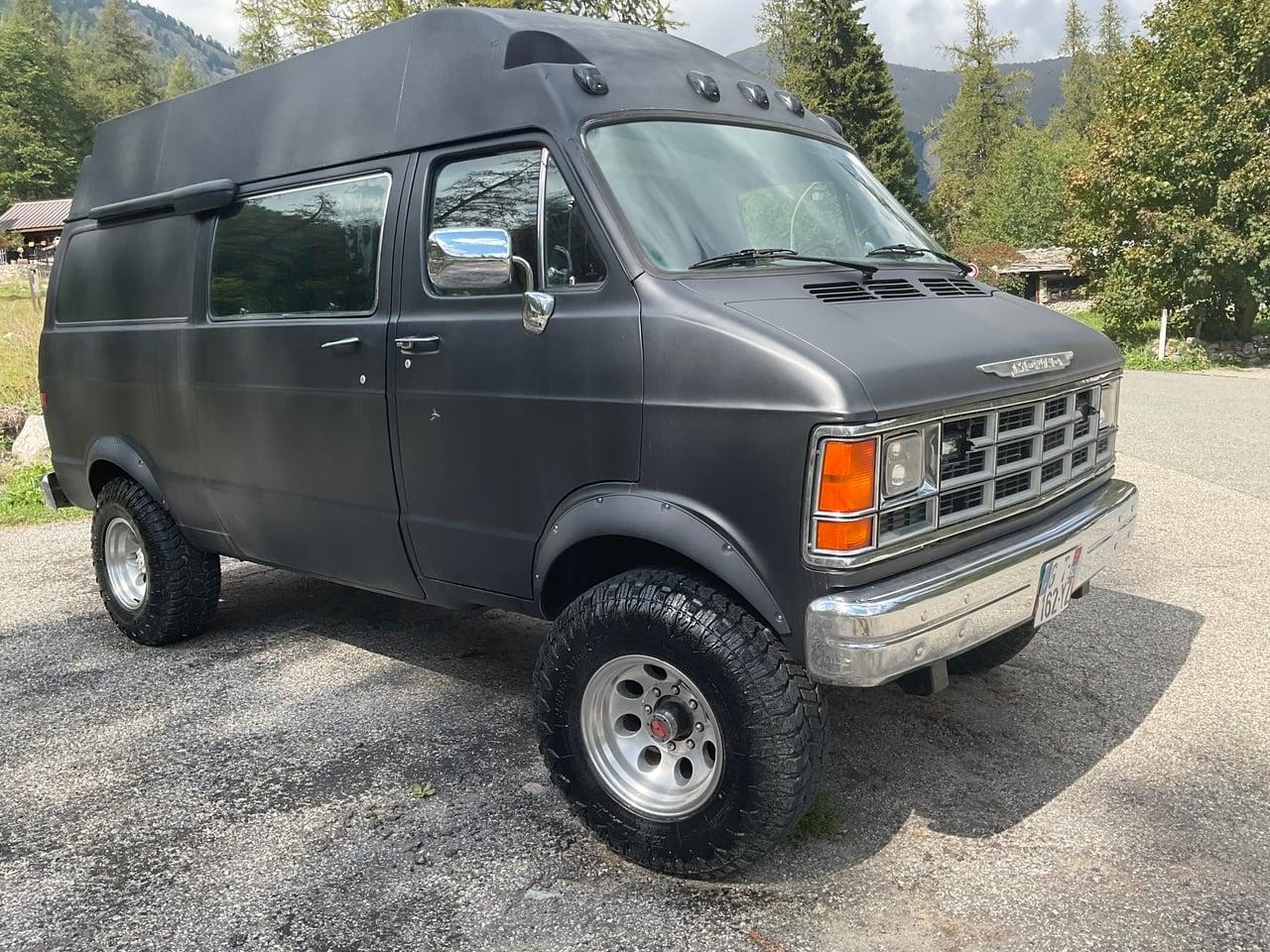 1993 Dodge B350 MOWAG 4x4 LesAnciennes.com