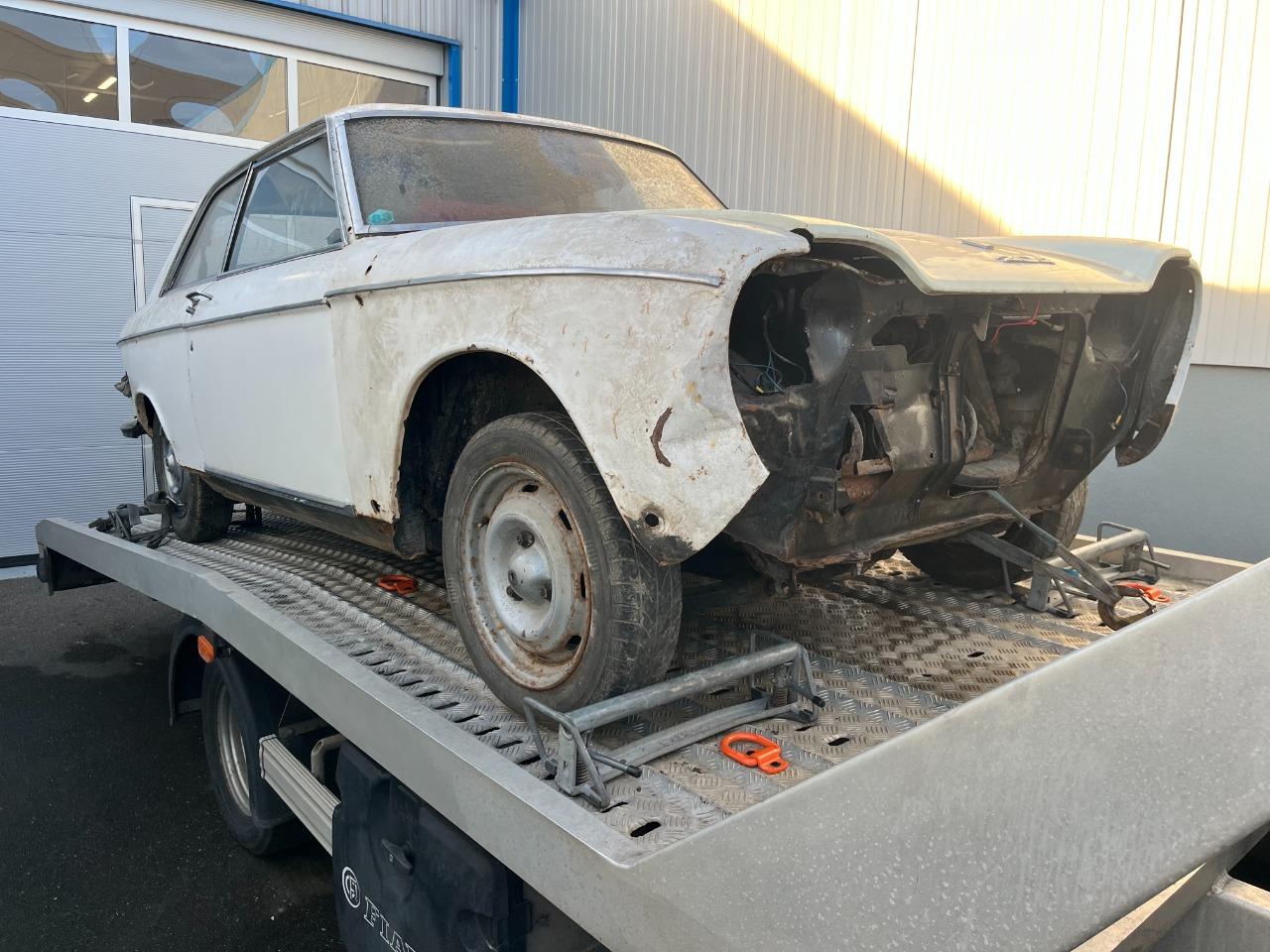 PEUGEOT 204 COUPE - 1967 LesAnciennes.com