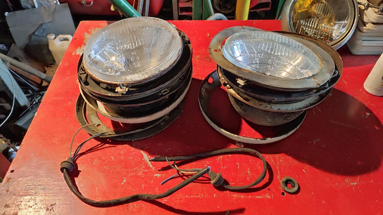 2 gros phares, cuvelages, cerclages R8 Gordini LesAnciennes.com