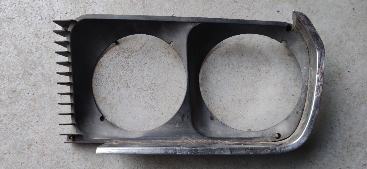 Contour de phare gauche RENAULT 17 (R17) série 1 LesAnciennes.com